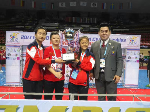 Huang Ting and Li Fangshu pose for a photo after winning the final match of the First U18 Deaf Indoor Futsal Football Championship. (Photo/chinadaily.com.cn) Huang Ting and Li Fangshu pose for a photo after winning the final match of the First U18 Deaf Indoor Futsal Football Championship. (Photo/chinadaily.com.cn)