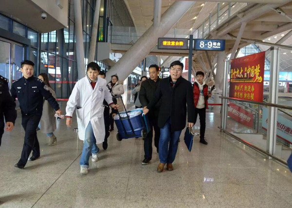 The donated lungs are en route from Beijing to Wuhan, Hubei province, on Thursday. (Photo provided to chinadaily.com.cn) The donated lungs are en route from Beijing to Wuhan, Hubei province, on Thursday. (Photo provided to chinadaily.com.cn)