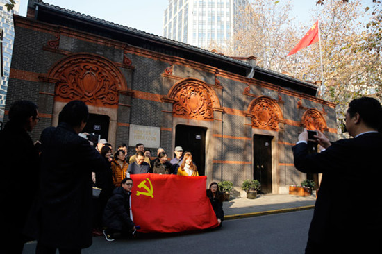 Visitors pose for a group photo in front of the Memorial for the Site of the First National Congress of the Communist Party of China in Shanghai last month. (Photo/CHINA NEWS SERVICE) Visitors pose for a group photo in front of the Memorial for the Site of the First National Congress of the Communist Party of China in Shanghai last month. (Photo/CHINA NEWS SERVICE)