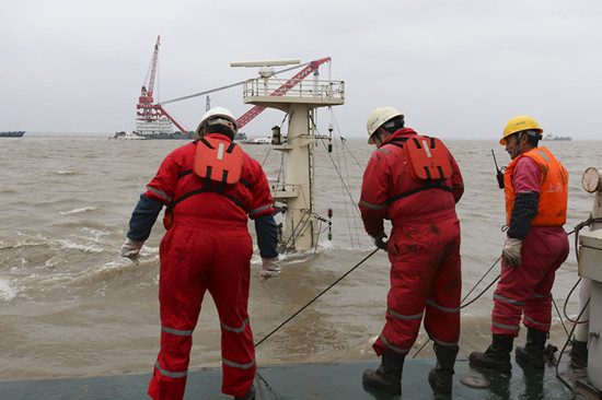 Rescue workers check waters near to where a cargo ship sank off the Shanghai coast on Thursday. China Daily Rescue workers check waters near to where a cargo ship sank off the Shanghai coast on Thursday. China Daily