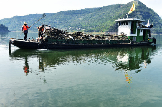 Workers remove floating objects from the Xiaojiang River, a tributary of the Yangtze River, in Chongqing in October. (Photo by Rao Guojun/For China Daily) Workers remove floating objects from the Xiaojiang River, a tributary of the Yangtze River, in Chongqing in October. (Photo by Rao Guojun/For China Daily)