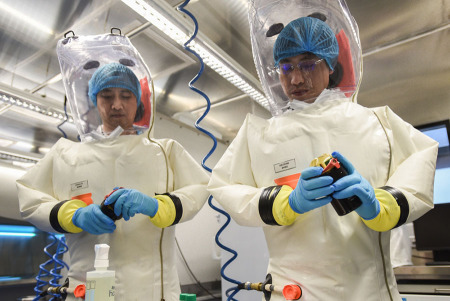 Virologists read data on a container for viral samples at China's first level-four biosafety lab at the Institute of Virology in Wuhan, Hubei province, on Wednesday. (Photo/China Daily) Virologists read data on a container for viral samples at China's first level-four biosafety lab at the Institute of Virology in Wuhan, Hubei province, on Wednesday. (Photo/China Daily)