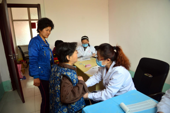 Villagers undergo checks for cervical and breast cancer at the family planning office in Liaocheng city, Shandong province. (ZHAO YUGUO/FOR CHINA DAILY) Villagers undergo checks for cervical and breast cancer at the family planning office in Liaocheng city, Shandong province. (ZHAO YUGUO/FOR CHINA DAILY)
