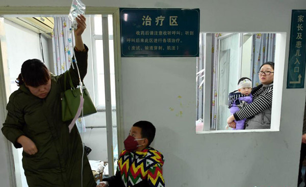 A child with the flu is given an intravenous drip at the First Hospital of Hebei Medical University in Shijiazhuang, Hebei province, on Friday. Hospitals in many parts of China have seen a rising number of people seeking treatment for cold. (Photo/China News Services) A child with the flu is given an intravenous drip at the First Hospital of Hebei Medical University in Shijiazhuang, Hebei province, on Friday. Hospitals in many parts of China have seen a rising number of people seeking treatment for cold. (Photo/China News Services)