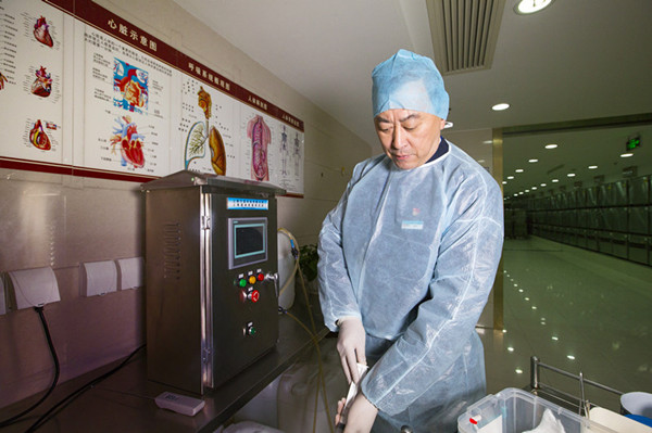 Xu Jun prepares for an embalming operation at the Baoxing Funeral Parlor in Shanghai. Provided To China Daily Xu Jun prepares for an embalming operation at the Baoxing Funeral Parlor in Shanghai. Provided To China Daily