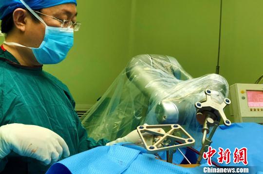 Tianji, a surgical robot, performs an orthopedic operation on a patient at the First Affiliated Hospital of Anhui Medical University in Hefei, Anhui province, Jan. 3, 2018. (Photo/China News Service)