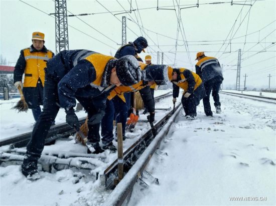 Staff members of the Zhengzhou Railway Group clear off snow and deice in Luoyang City, central China's Henan Province, Jan. 6, 2018. (Xinhua/Liang Xinfeng) Staff members of the Zhengzhou Railway Group clear off snow and deice in Luoyang City, central China's Henan Province, Jan. 6, 2018. (Xinhua/Liang Xinfeng)