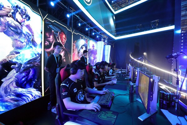 E-sports competitions, boasting sleek production values, have been drawing tens of thousands of spectators to venues around the country, not to mention generating billions of views online, as the industry goes from strength to strength. CHINA DAILY E-sports competitions, boasting sleek production values, have been drawing tens of thousands of spectators to venues around the country, not to mention generating billions of views online, as the industry goes from strength to strength. CHINA DAILY