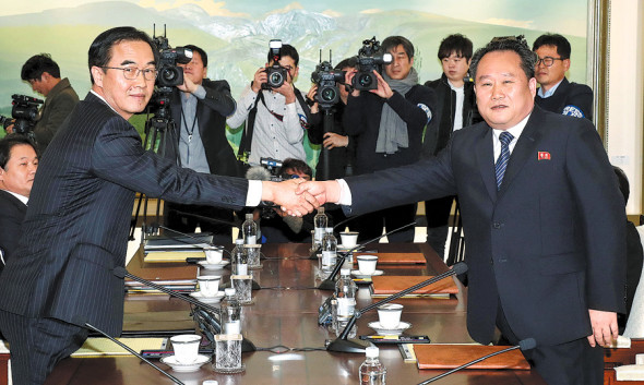Ri Son-gwon (right), chairman of the Committee for the Peaceful Reunification of the Fatherland of the Democratic People's Republic of Korea, shakes hands with Unification Minister Cho Myoung-gyon of the Republic of Korea in the truce village of Panmunjom on Tuesday. (Photo/Xinhua) Ri Son-gwon (right), chairman of the Committee for the Peaceful Reunification of the Fatherland of the Democratic People's Republic of Korea, shakes hands with Unification Minister Cho Myoung-gyon of the Republic of Korea in the truce village of Panmunjom on Tuesday. (Photo/Xinhua)
