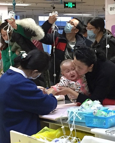 A child with the flu is given an intravenous drip at Beijing Children's Hospital, Jan 10, 2018. (Chen Zebing/China Daily) A child with the flu is given an intravenous drip at Beijing Children's Hospital, Jan 10, 2018. (Chen Zebing/China Daily)