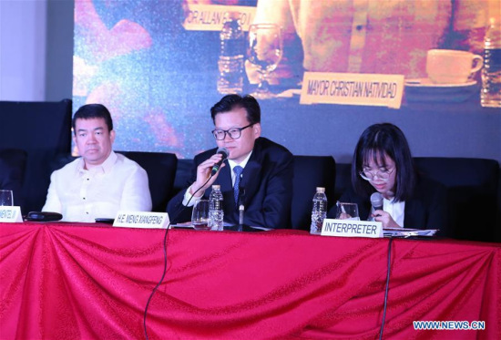 Meng Xiangfeng (C), deputy director of the General Office of the Communist Party of China (CPC) Central Committee, introduces the 19th CPC National Congress held in October 2017, in Manila, the Philippines, Jan. 11, 2018. (Xinhua/Yuan Mengchen) Meng Xiangfeng (C), deputy director of the General Office of the Communist Party of China (CPC) Central Committee, introduces the 19th CPC National Congress held in October 2017, in Manila, the Philippines, Jan. 11, 2018. (Xinhua/Yuan Mengchen)