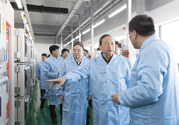Chinese Vice Premier Ma Kai (2nd R) inspects the construction of national manufacturing innovation centers in Beijing, capital of China, Jan. 12, 2018. (Xinhua/Ding Haitao)
