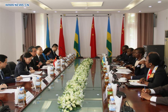 Chinese Foreign Minister Wang Yi meets with his Rwandan counterpart Louise Mushikiwabo in Kigali, capital of Rwanda, on Jan. 13, 2018. (Xinhua/Lyu Tianran)