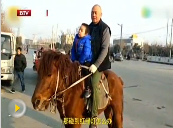 A man picks up his son by horse from kindergarten in Xianyang, Northwest China's Shaanxi province, Jan 12, 2018. (Photo/Video screenshot from BTV) A man picks up his son by horse from kindergarten in Xianyang, Northwest China's Shaanxi province, Jan 12, 2018. (Photo/Video screenshot from BTV)
