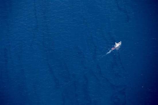 Aerial photo taken aboard surveillance plane of the State Oceanic Administration (SOA) shows the oil spill on the water surface around the sunken Iranian tanker Sanchi in the East China Sea, Jan. 15, 2018. (Xinhua/Liu Shiping)
