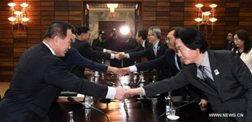 South Korean delegation members(R) shake hands with members of the Democratic People's Republic of Korea(DPRK) delegation before their talks at the truce village of Panmunjom, Jan. 15, 2018. (Photo/Xinhua) South Korean delegation members(R) shake hands with members of the Democratic People's Republic of Korea(DPRK) delegation before their talks at the truce village of Panmunjom, Jan. 15, 2018. (Photo/Xinhua)