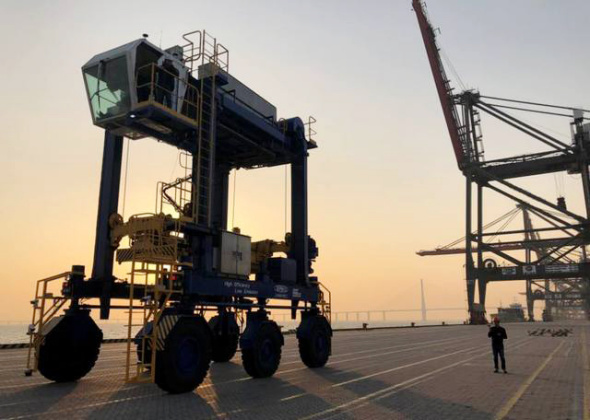 A Chinese-made self-driving container straddle carrier undergoes testing at a port in Shanghai, January 14, 2018. (Photo/jfdaily.com) A Chinese-made self-driving container straddle carrier undergoes testing at a port in Shanghai, January 14, 2018. (Photo/jfdaily.com)