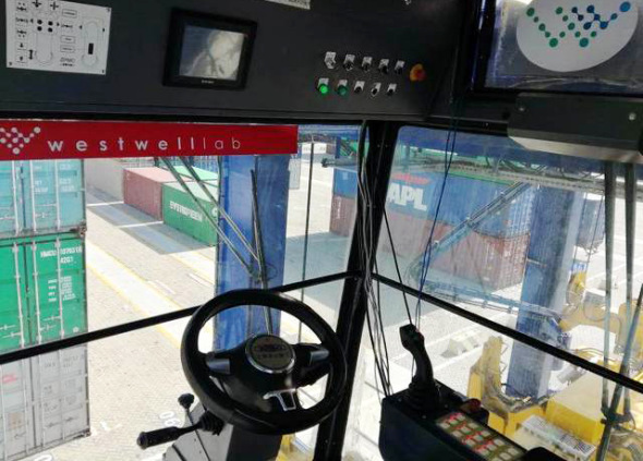 Photo of the internal view of a Chinese-produced self-driving container straddle carrier at a port in Shanghai, January 14, 2018. (Photo/jfdaily.com) Photo of the internal view of a Chinese-produced self-driving container straddle carrier at a port in Shanghai, January 14, 2018. (Photo/jfdaily.com)