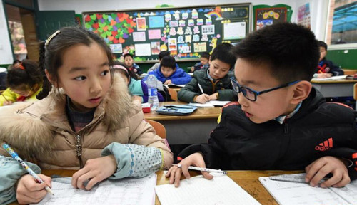 Primary school students do their homework in a classroom after school in Nanjing, Jiangsu Province, in February. (Photo/Xinhua) Primary school students do their homework in a classroom after school in Nanjing, Jiangsu Province, in February. (Photo/Xinhua)