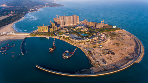 Construction of a resort project at Riyue Bay, or Sun Moon Bay, in Wanning, Hainan province, has been halted. The Sun Moon Island project covers a reclamation area of 97 hectares, and construction on Moon Island, 49.1 hectares, began without proper permits. (Photo/China News Servic) Construction of a resort project at Riyue Bay, or Sun Moon Bay, in Wanning, Hainan province, has been halted. The Sun Moon Island project covers a reclamation area of 97 hectares, and construction on Moon Island, 49.1 hectares, began without proper permits. (Photo/China News Servic)