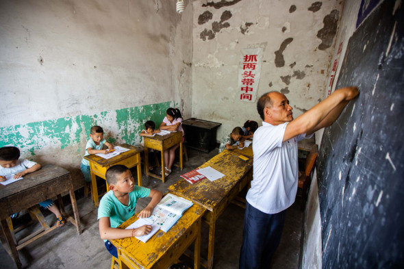 Chen Haiping teaches at the Liujiashan village school in Shanxi province. (FENG SHUAI/FOR CHINA DAILY)