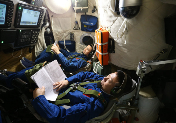 Chen Dong and Liu Wang train for a mission. (Feng Yongbin/China Daily) Chen Dong and Liu Wang train for a mission. (Feng Yongbin/China Daily)