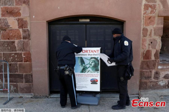 Members of the U.S. Park Police place signage near the ferry dock for the Statue of Liberty announcing its closure following a U.S. government shutdown in Manhattan, New York, U.S., Jan. 20, 2018. (Photo/Agencies) Members of the U.S. Park Police place signage near the ferry dock for the Statue of Liberty announcing its closure following a U.S. government shutdown in Manhattan, New York, U.S., Jan. 20, 2018. (Photo/Agencies)