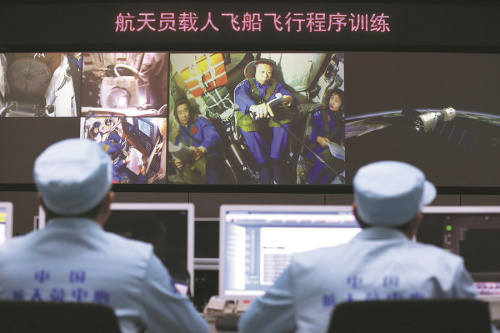 Astronauts Chen Dong (from left), Liu Wang and Liu Yang receive orders from “mission control” technicians during a training procedure in Beijing this month. (Photo/CHINA DAILY) Astronauts Chen Dong (from left), Liu Wang and Liu Yang receive orders from “mission control” technicians during a training procedure in Beijing this month. (Photo/CHINA DAILY)