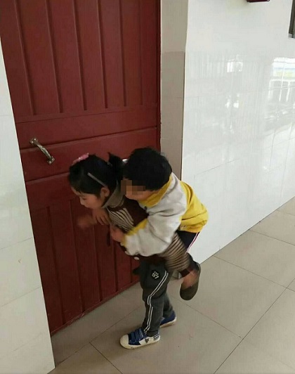 Zhou Dingshuang carries her elder brother to school every day. (Photo provided to chinadaily.com.cn) Zhou Dingshuang carries her elder brother to school every day. (Photo provided to chinadaily.com.cn)
