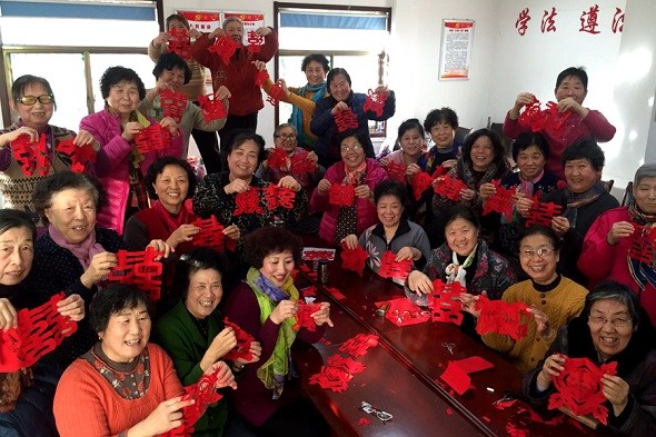 Seniors display paper-cuts made under the guidance of volunteers from Raindrop, an NGO in Jinan. (Photo Provided To China Daily) Seniors display paper-cuts made under the guidance of volunteers from Raindrop, an NGO in Jinan. (Photo Provided To China Daily)