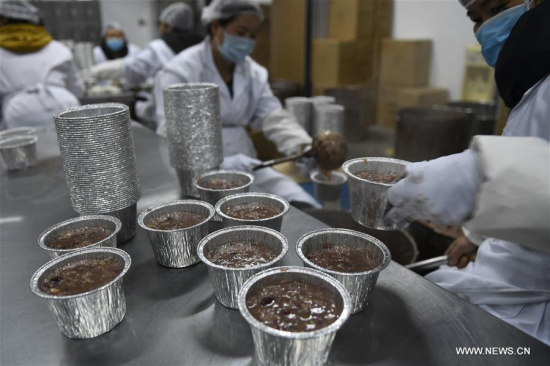 Voluntary workers fill bowls with Laba porridge at the Lingyin Temple in Hangzhou, east China's Zhejiang Province, Jan. 23, 2018. (Xinhua/Huang Zongzhi) Voluntary workers fill bowls with Laba porridge at the Lingyin Temple in Hangzhou, east China's Zhejiang Province, Jan. 23, 2018. (Xinhua/Huang Zongzhi)