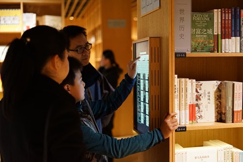 ustomers at Light Space use a touch screen interface to find books on Monday. (Photo: Qi Xijia/GT) ustomers at Light Space use a touch screen interface to find books on Monday. (Photo: Qi Xijia/GT)