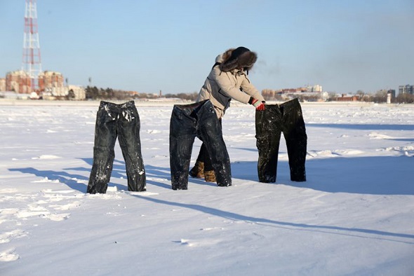Trousers were hung outside after being washed. Several minutes later, they became completely frozen and could stand up independently. (Photo provided to China Daily) Trousers were hung outside after being washed. Several minutes later, they became completely frozen and could stand up independently. (Photo provided to China Daily)
