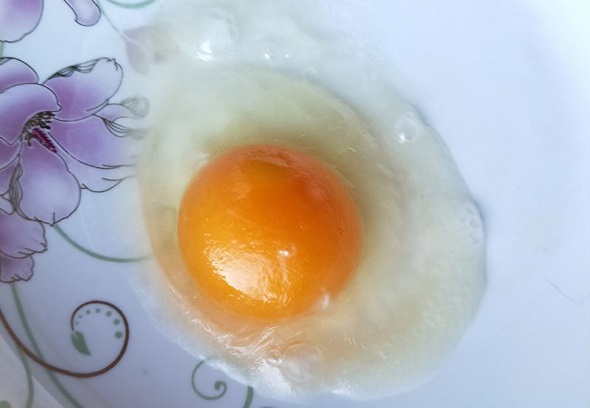 A thin layer of ice formed around an egg after spending only one minute outdoor. (Photo provided to China Daily) A thin layer of ice formed around an egg after spending only one minute outdoor. (Photo provided to China Daily)