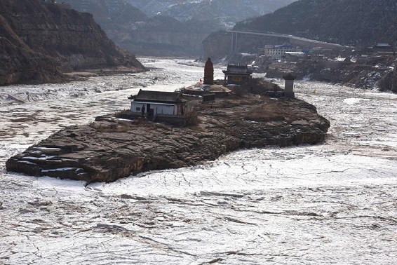 Flowing ice covers the Yellow River in Jixian county, Shanxi province, on Wednesday. The section has seen an increase in ice due to the cold weather. (Photo by Lyu Guming/Xinhua) Flowing ice covers the Yellow River in Jixian county, Shanxi province, on Wednesday. The section has seen an increase in ice due to the cold weather. (Photo by Lyu Guming/Xinhua)