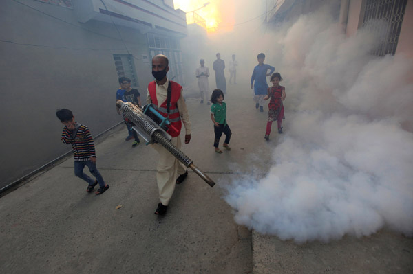 A man fumigates a street as an anti-dengue fever measure in Pakistan. (Photo by FAISAL MAHMOOD/FOR CHINA DAILY) A man fumigates a street as an anti-dengue fever measure in Pakistan. (Photo by FAISAL MAHMOOD/FOR CHINA DAILY)