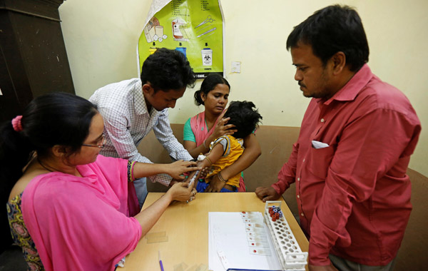 A health worker collects a blood sample from a patient at a dengue fever center in India in November. (Photo by RUPAK DE CHOWDHURI/FOR CHINA DAILY) A health worker collects a blood sample from a patient at a dengue fever center in India in November. (Photo by RUPAK DE CHOWDHURI/FOR CHINA DAILY)