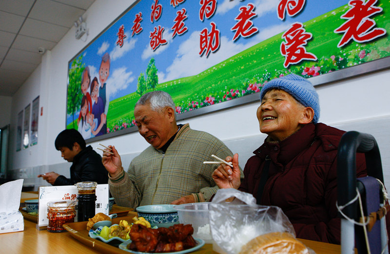 Lu Renliang and his wife Huang Baodi enjoy their lunch at a service center for elderly people in Jing'an district in Shanghai last January. (Photo/Xinhua) Lu Renliang and his wife Huang Baodi enjoy their lunch at a service center for elderly people in Jing'an district in Shanghai last January. (Photo/Xinhua)