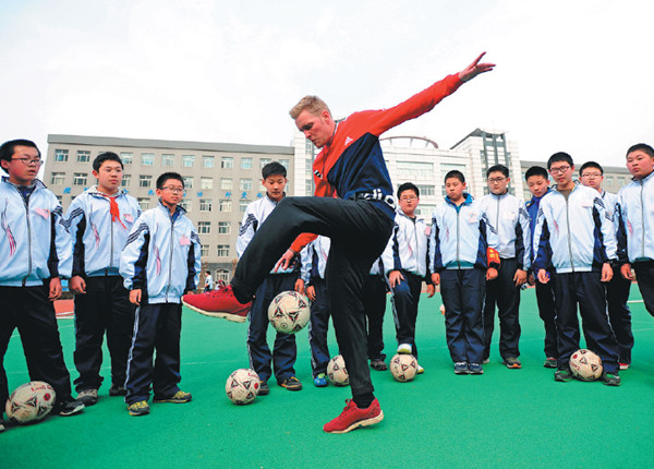 A Dutch soccer coach demonstrates skills to students in Shenyang, Liaoning province, in March 2016. China is looking to enhance cooperation and exchanges with soccer powerhouses like the Netherlands, Germany, France and England in order to develop future talent from the grassroots level. (Zhang Wenkui / Xinhua) A Dutch soccer coach demonstrates skills to students in Shenyang, Liaoning province, in March 2016. China is looking to enhance cooperation and exchanges with soccer powerhouses like the Netherlands, Germany, France and England in order to develop future talent from the grassroots level. (Zhang Wenkui / Xinhua)