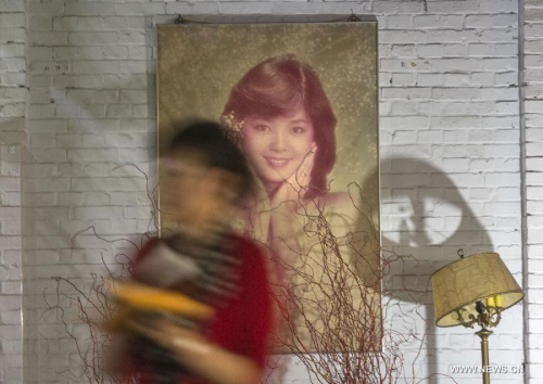 A tourist visits the Teresa Teng Museum in Kaohsiung, southeast China's Taiwan, May 5, 2015. (Photo: Xinhua/Cai Yang)