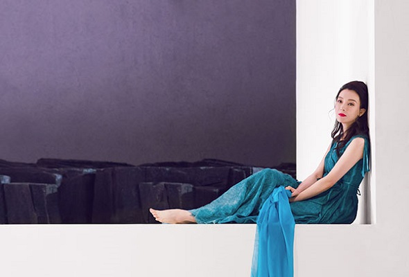 Chinese actress Chen Shu plays the lead role in an adaptation of The Lady from the Sea, which is now on its second round of a national tour in China. (Photo provided to China Daily)