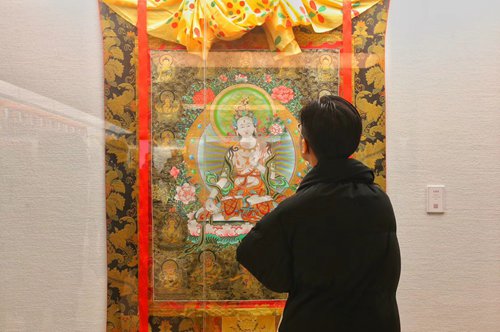 A visitor appreciates a Tibetan thangka painting at the National Art Museum of China (NAMOC) on Monday. (Photo/Courtesy of Yang Zi) A visitor appreciates a Tibetan thangka painting at the National Art Museum of China (NAMOC) on Monday. (Photo/Courtesy of Yang Zi)