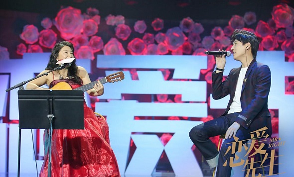 Japanese-Brazilian singer Lisa Ono (left) co-sing a song with actor Ji Dong to promote the TV series Mr Right in a recent event in Beijing. (Photo provided to China Daily) Japanese-Brazilian singer Lisa Ono (left) co-sing a song with actor Ji Dong to promote the TV series Mr Right in a recent event in Beijing. (Photo provided to China Daily)