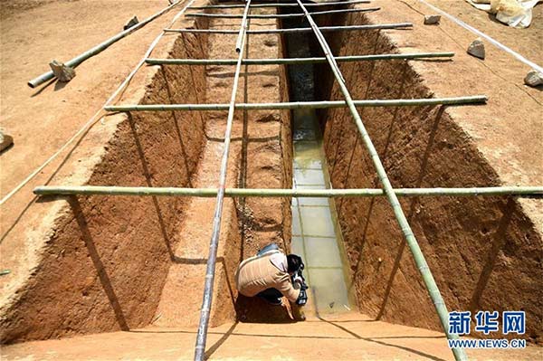 A photographer takes a picture of the archaeological excavation site in Pingyao township, Hangzhou city, Zhejiang province, March 15, 2016. Archeologists have excavated 11 dikes near the ancient city of Liangzhu in the Yuhang district of Hangzhou. (Photo/Xinhua) A photographer takes a picture of the archaeological excavation site in Pingyao township, Hangzhou city, Zhejiang province, March 15, 2016. Archeologists have excavated 11 dikes near the ancient city of Liangzhu in the Yuhang district of Hangzhou. (Photo/Xinhua)