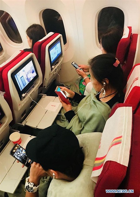 Passengers use mobile phones with inflight wifi connections on board the flight HU7781 of Hainan Airlines, Jan 18, 2018. (Photo/Xinhua) Passengers use mobile phones with inflight wifi connections on board the flight HU7781 of Hainan Airlines, Jan 18, 2018. (Photo/Xinhua)