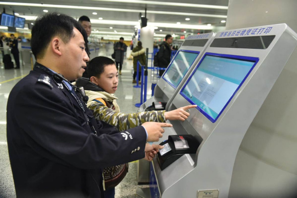 A border security officer shows how to use the self-service printing machine. (Wei Wenheng/for chinadaily.com.cn) A border security officer shows how to use the self-service printing machine. (Wei Wenheng/for chinadaily.com.cn)