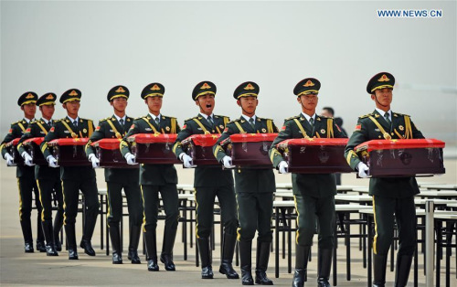 Soldiers of the Chinese People's Liberation Army carry coffins containing remains of soldiers of the Chinese People's Volunteers (CPV) killed in the 1950-53 Korean War, at the Taoxian International Airport in Shenyang, northeast China's Liaoning Province, March 31, 2016. (Xinhua/Yang Qing)