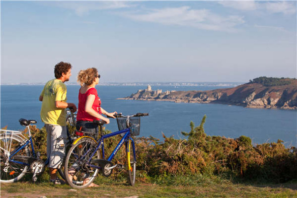 Two bikers at Cap Frehel, in northern Brittany, France. (Photo by Pierre Torset/Provided to China Daily