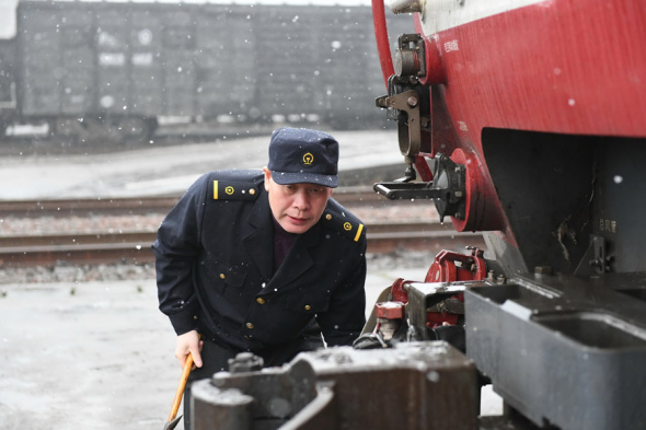Yu Xiangyang checks a locomotive on Jan 31, 2018. (Photo/Xinhua) Yu Xiangyang checks a locomotive on Jan 31, 2018. (Photo/Xinhua)