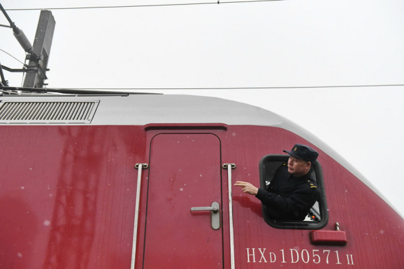 Yu Xiangyang checks a locomotive on Jan 31, 2018. (Photo/Xinhua) Yu Xiangyang checks a locomotive on Jan 31, 2018. (Photo/Xinhua)